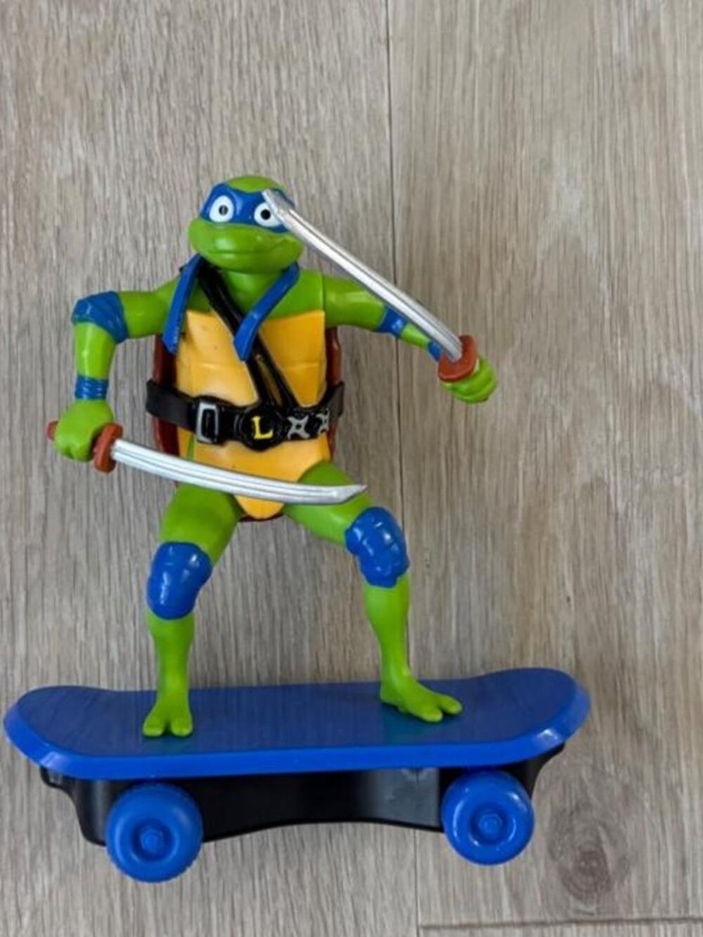 Teenage Mutant Ninja Turtles Leonardo Sewer Shredders Pullback Toy Skateboard